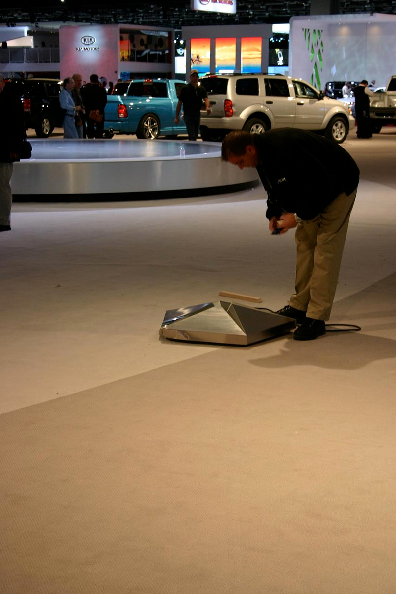 Illustration for article titled Chrysler Sign Almost Decapitates Detroit Auto Show-goer